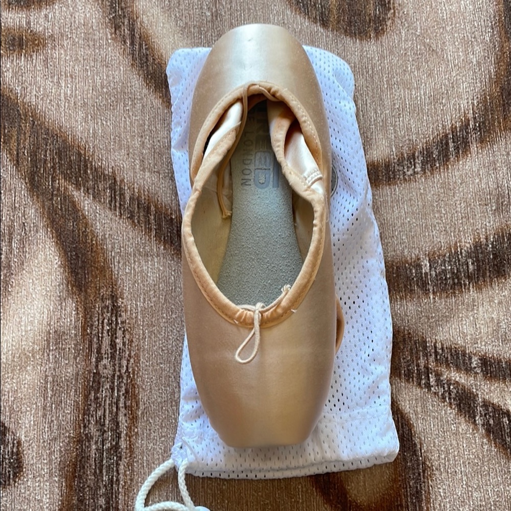 Freed Studio pointe shoes size 6 EE